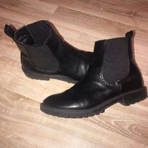 Women’s size 8 pull on ankle boots